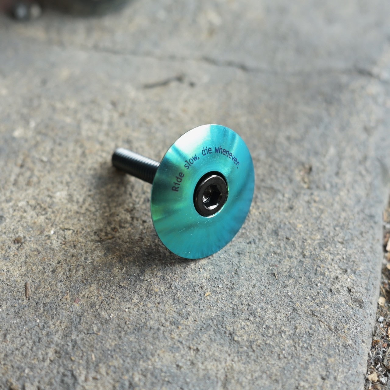 Stridsland - Titanium Top Cap (green/black bolt)